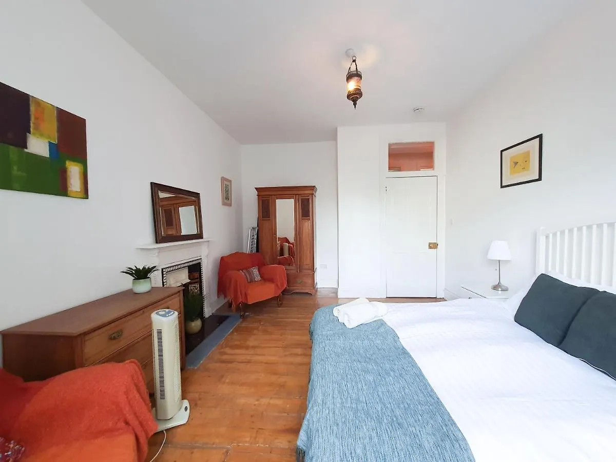 Edinburgh Charming Old Town Apartment 0*,